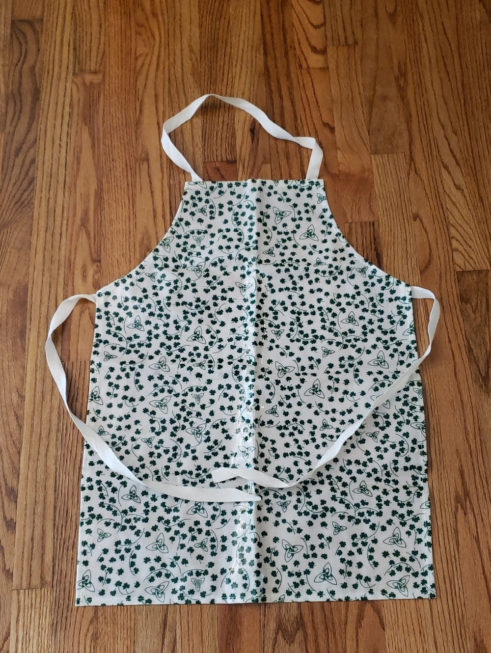 Shamrock Print Kitchen Apron in Cream/Off-White and Dark Green - OS